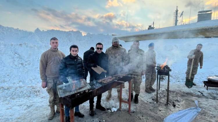 <p>Uğuz, Kato Dağı'ndaki üs bölgesinde görevli bütün silahlı kuvvetlere çalışmalarında başarılar ve kolaylıklar dilediğini belirtti.</p>
