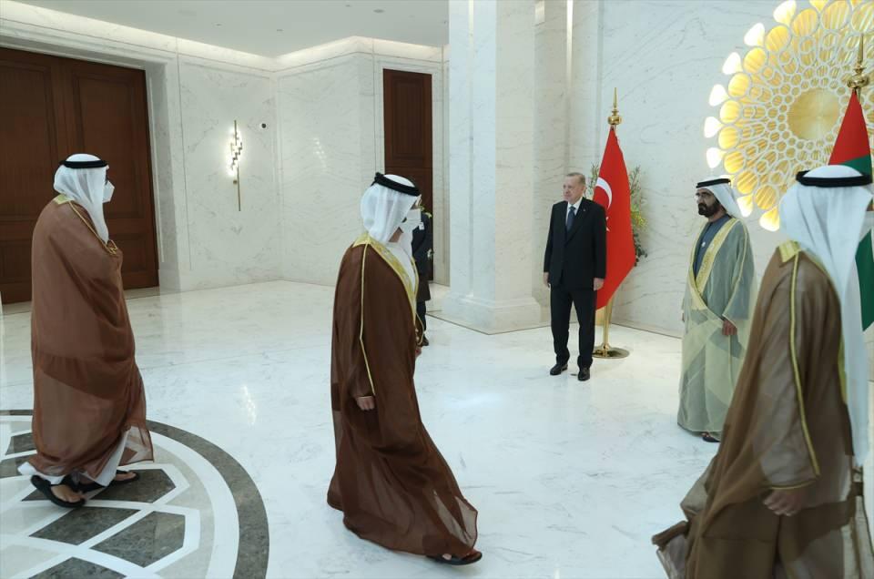 <p>Erdoğan, Dubai Expo 2020'deki liderlik sergi alanında, Birleşik Arap Emirlikleri Devlet Başkan Yardımcısı, Başbakan ve Dubai Emiri Şeyh Muhammed Bin Raşid Al Maktum ile bir araya geldi. Erdoğan ve Al Maktum, heyetler arası görüşmeye başkanlık etti.</p>

<p> </p>
