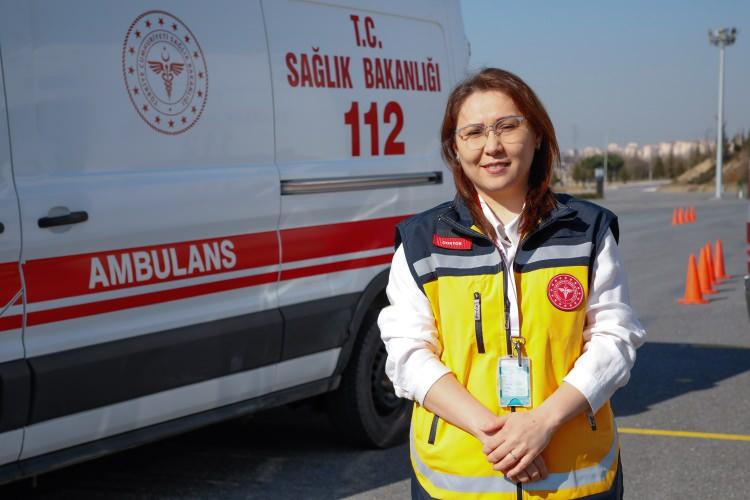 <p>YABANCI MESLEKTAŞLARIMIZ GELİP EĞİTİMLERİMİZİ GÖRMEK İSTEDİ"<br />
112 Ambulans Servisi'nde Paramedik Sürücü olarak görev yapan Necmettin Güntekin ise şunları söyledi: “Vakaya geç kaldığımızı söylüyorlar ama bizim bütün vaka çıkışlarımız, olay yerine varışımız hepsi kayıt altında. Hızlı, kontrollü bir şekilde gitmek zorundayız. Çok seri manevralar yapmak zorunda kalıyoruz. Biz de bu durumu en azından vatandaşlarımızın görmesi için böyle bir video çektik. Vakalara ne şartlarda gittiğimizi göstermek adına. Sürücülerimiz bize yol verdiği kadar biz hızlıyız. Bizim asıl amacımız vakaya hızlı ulaşabilmek. Bu görüntülerden sonra uluslararası medyadan sürekli mesajlar aldık, sosyal medya hesaplarımız üzerinden tebrik mesajları geldi. Hatta Belçika'dan ve Kanada'dan paramedik meslektaşlarımız, bize gelip incelemek istediklerini söyledi. Bu zor şartlar altında, bu yoğun trafikte nasıl bu kadar efor sarf edebiliyorsunuz, nasıl bu kadar hızlı olabiliyorsunuz, aldığınız eğitimleri olay yerinde, kendi bulunduğunuz bölgede incelemek istiyoruz dediler." </p>
