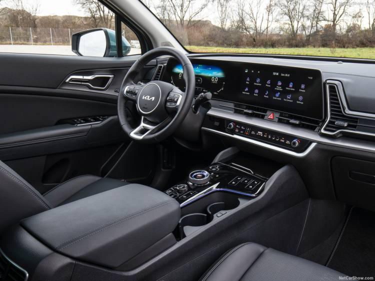 <p>Öte yandan, yeni Sportage'ın daha modern bir tasarıma geçiş yaptığını görüyoruz. 4515 mm uzunluk ve 2680 mm aks mesafesi ile selefinden her iki anlamda da (sırasıyla 30 mm ve 10 mm) daha uzun bir araç olmuş. </p>