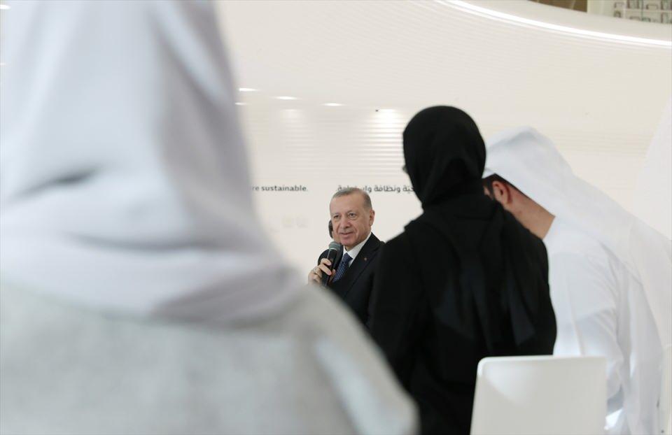 <p>Türkiye'de "TEKNOFEST gençliği" diye tarif ettiği bu gençliğin, önüne çıkarılan engelleri aşa aşa yoluna kararlılıkla devam ettiğini belirten Erdoğan, "Sizlerin hayata umut ve heyecanlı bakmanız, bize de yeni hedefler için cesaret ve ilham aşılıyor. </p>
<p> </p>