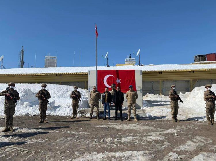 <p>Kar kalınlığının yer yer 4 metreye kadar çıktığı bölgede kuş uçurtmayan Mehmetçiği ziyaret eden Kaymakam Hasan Uğuz, Cumhuriyet Savcısı Emre Karacan ile beraber mangal yaktı.</p>
