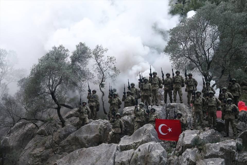 <p><strong> Yazılı Kanyon'da "Komando Andı" okudular</strong></p>

<p>Eğitimlerde komutanlarından tam not alan komandolar, Sütçüler ilçesindeki Yazılı Kanyon'da Türk ordusunun komando andını okudu. </p>
