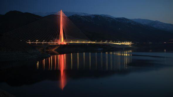 <p>Toplam uzunluğu 5 bin 155 metre olan projede 2 bin 400 metre uzunluğunda çift tüp tünel, bir adet 660 metre gergin eğik kablolu köprü ve bir adet 123 metre uzunluğunda betonarme köprü bulunan yeni Kömürhan Köprüsü, ters Y tipi kule olarak tasarlandı.</p>

