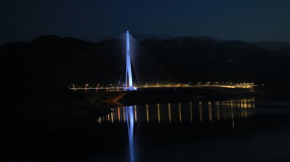 <p>Tek pilonlu ve orta açıklığının 380 metre olması sebebiyle dünya literatüründe 4. sırada yer alan Elazığ-Malatya arasındaki köprü, gece ışıklandırması ile İstanbul'daki köprüleri aratmadı.</p>