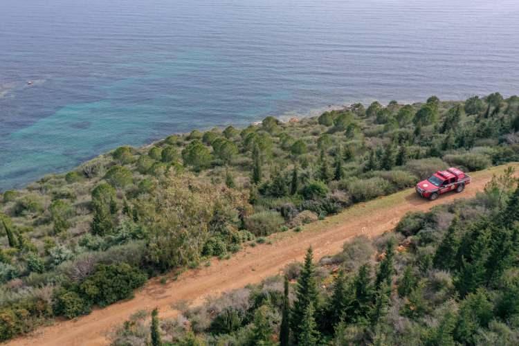 <p>"O dönemde 'Buralara yazlık, otel, villa yapılacak, bu yer imara açılacak.' gibi iddialar ortaya atılmıştı ancak görüldüğü gibi buraya ne otel ne villa ne yazlık yapıldı. Ormanı, daha güzel bir şekilde tekrar orman haline getirdik. Yanan ormanlar hemen ağaçlandırılır, 1 metrekaresine bile yazlık, otel yapımına müsaade edilmez. Yanan alanların deniz kenarında da olsa imara açılmadığının en güzel örneklerinden biri de Seferihisar Doğanbey'dir.</p>

