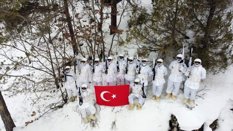 <p><strong>- "Mücadelemiz, ay yıldızlı bayrağın dalgalandığı her yerde devam edecek"</strong><br />
<br />
Kambur, teröristlere yönelik operasyonların kararlılıkla sürdürüleceğini vurgulayarak, "Mücadelemiz, şanlı ay yıldızlı bayrağımızın dalgalandığı her yerde, Ulu Önder Gazi Mustafa Kemal Atatürk’ün izinde, yüce Türk milleti, aziz şehitlerimiz ve kahraman gazilerimize layık olmak gayretiyle son terörist etkisiz hale getirilinceye kadar gerektiğinde seve seve canlarımızı feda edecek şekilde, yılmadan ve yorulmadan, vatanımızın bölünmez bütünlüğü için devam edecek." ifadesini kullandı.</p>
