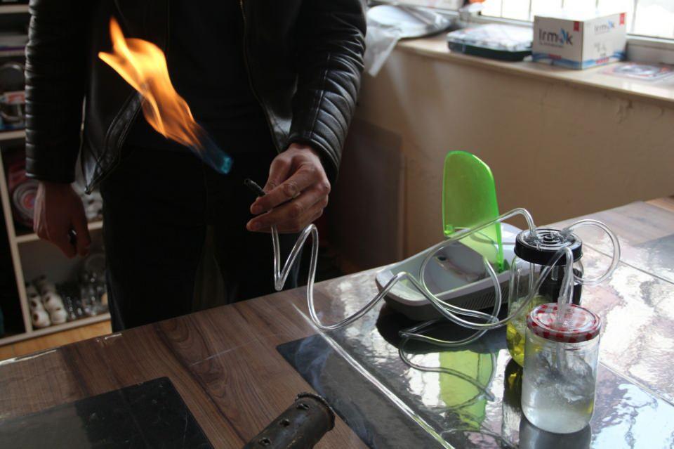 <p>Bir kavanoza yarım litreden az benzin diğer kavanoza da yarısı kadar su ekliyoruz. Aradaki bağlantıları ısıya dayanıklı borularla yapıyoruz. Buhar makinesindeki hava benzinin yoğunlaşmasına sebep oluyor, bu da sudaki hidrojenle birleşip ateşe, yakıta dönüşüyor” dedi.</p>
