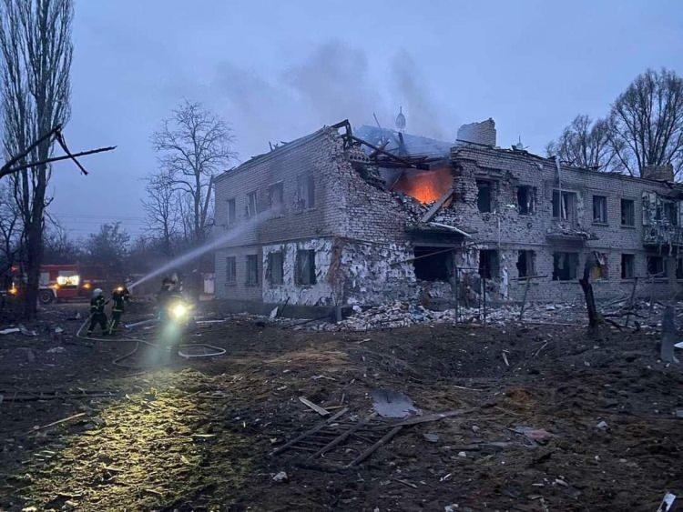 <p><strong>ANAOKUL VURULDU</strong></p>

<p>Luhansk Oblastı, Starobilsk'te Rus ordusunun saldırılarında bir anaokulunun bulunduğu bina vuruldu</p>

<p> </p>
