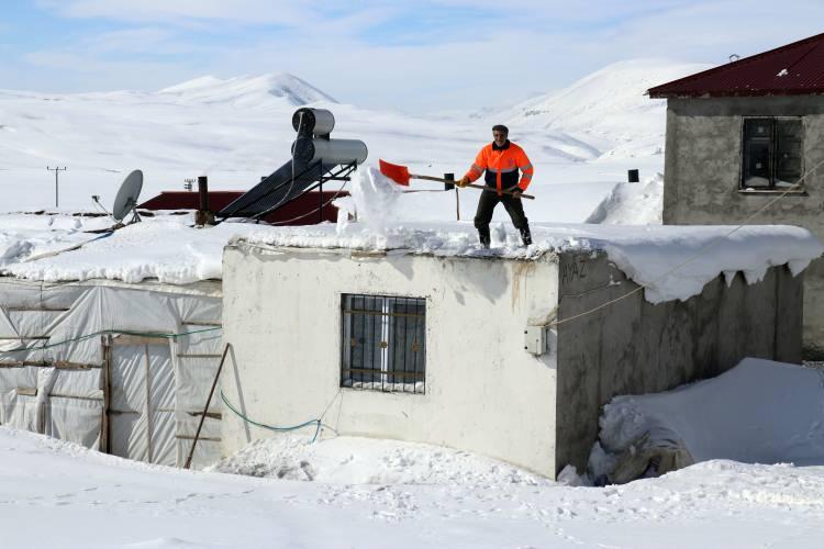 <p>Bazen çok şiddetli tipi oluyor. Yılın 6 ayı kar altındayız ve zorluklarla baş ediyoruz. Tipili ve soğuk günlerde hayvanlarımızın bakımı daha da zorlaşıyor."</p>