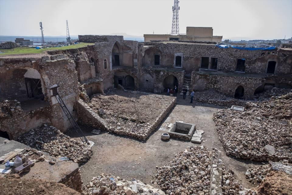 <p><strong>- İlçe turizmine katkı sunabilir</strong></p>

<p>İki katlı ve 60'a yakın odası bulunan kervansaray, geçmişte birkaç restorasyondan geçse de yıkılan duvarlarına ait taşlarının avluda ve odalarda toplandığı görülüyor.</p>

<p> </p>
