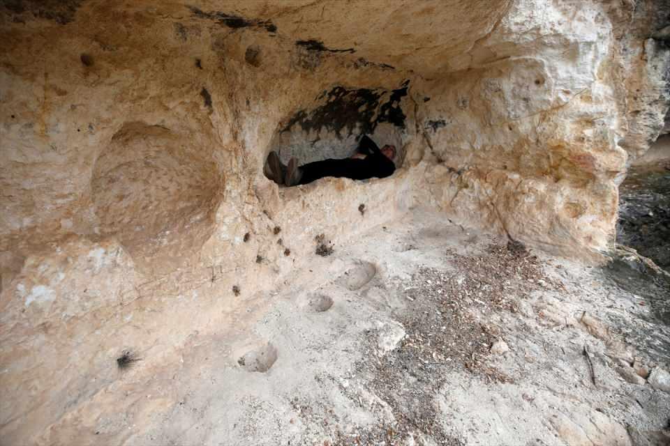<p>Bölgede araştırma yapan Aytaç, bugüne kadar literatürde yer almayan vadinin Roma dönemine ait 1800 yıllık kalıntılar barındırdığını belirledi.</p>
<p> </p>