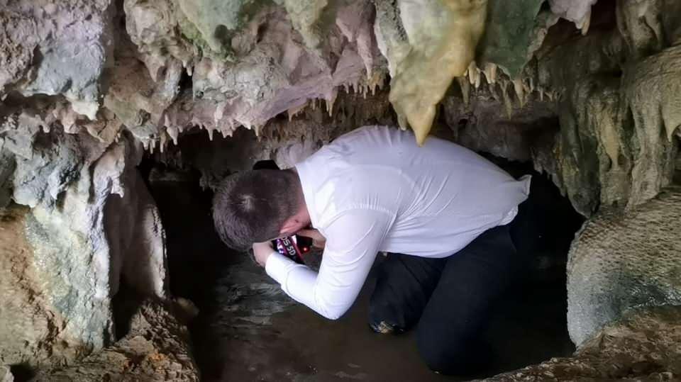 <p>Onun haricinde etrafında defineciler yüzünden hasarlar var. Onları fark ettik. Genel anlamda çok büyük bir mağara görüntüsü var. Tabi uzmanların incelemesi gerekiyor. Bunlar sadece bizim fikrimizdir" ifadelerini kullandı.</p>
<p> </p>