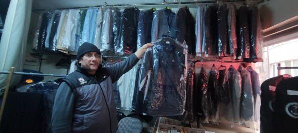<p>Müşterilerimin getirdiği kıyafetlerin ceplerinde bu zamana kadar 10 bin dolar, cumhuriyet altını, çeyrek altın, 3 aylık emekli maaşı gibi toplam 400 bin liralık altın ve para buldum. Hepsini sahiplerine iade ettim.</p>
<p> </p>