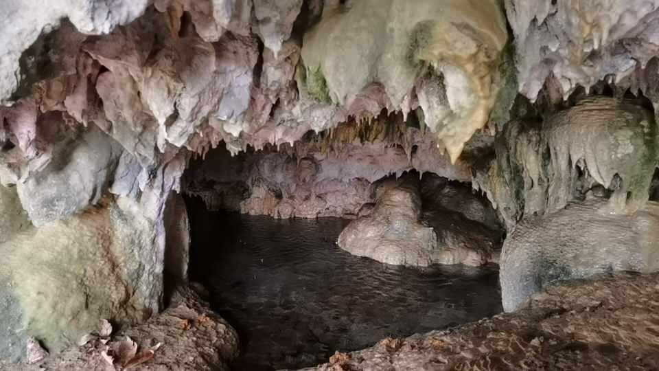 <p> Bölgemizde ayrıca sıcak su kaynakları var. Bununla ilgili işletmeler kurulmaya başladı. Turizm anlamında burası da yanına katılabilirse bölgemiz için çok başarılı bir çalışma olur diye düşünüyorum" dedi.<br />
</p>