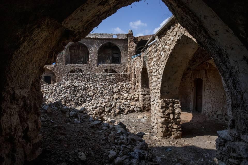 <p> Irak'ın Erbil kentinde, zamanında çevre kentler arasında ticaret merkezi olarak hizmet veren Osmanlı döneminden kalan 160 yıllık kervansaray, bazı kısımlarının yıkılmasına rağmen ayakta kalan yapısıyla onarılarak müze haline getirilmeyi bekliyor.</p>
<p> </p>