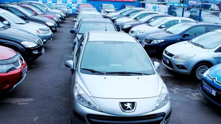 <p> Motorlu Araç Satıcıları Federasyonu’nun (MASFED) verilerine göre, ikinci el otomotiv pazarı 2021’i 6 milyon 15 bin araç seviyesinde ve yüzde 7’lik daralmayla kapatsa da inişli çıkışlı bir seyir izledi. </p>