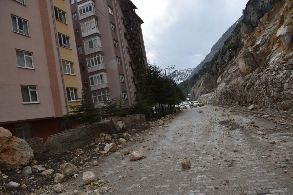 <p>Gelecek heyetin ve AFAD Başkanlığı ile bakanlık yetkililerinin vereceği kararı beklemek en doğrusu olacak" diye konuştu.</p>

<p> </p>
