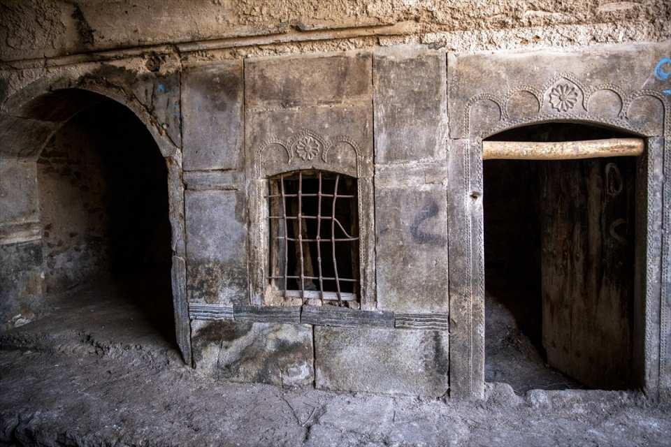 <p>Kervansarayın girişindeki duvarda bulanan işlemelerin benzerlerinin odaların giriş duvarlarını da süslüyor olması dikkati çekiyor.</p>

<p> </p>
