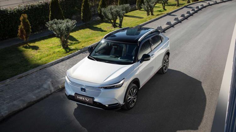 <p>Honda’nın SUV segmentindeki tasarımıyla dikkat çeken temsilcisi HR-V’nin Jazz’dan daha büyük boyuta sahip olması sebebiyle; yeterli elektrik enerjisinin depolanabilmesi için hücre sayısı 48’den 60 adede çıkarıldı.</p>
