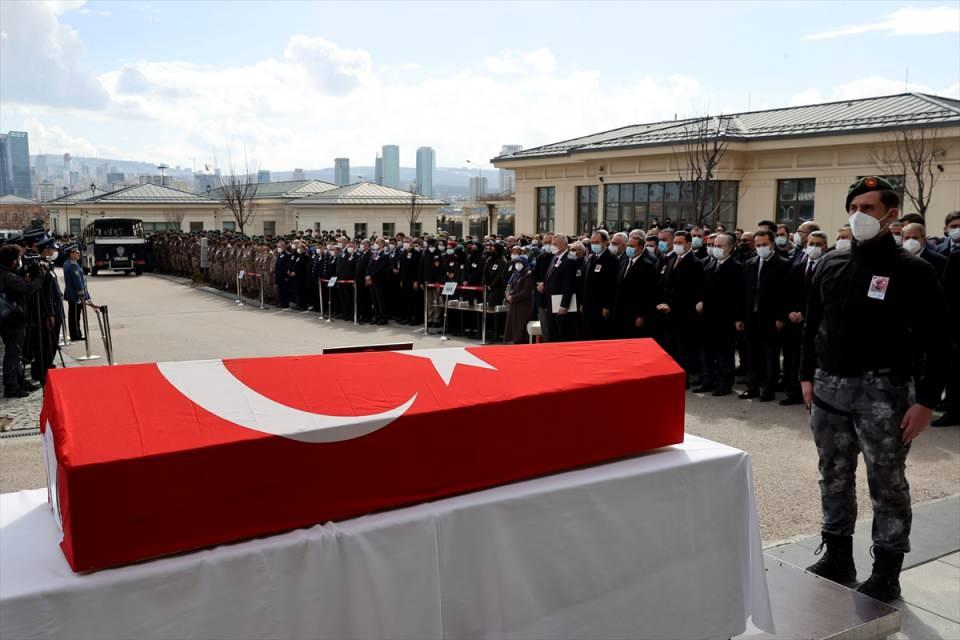 <p>Tören, Eren'in Türk bayrağına sarılı cezanesinin getirilmesinin ardından, saygı duruşuyla başladı.</p>

<p> </p>
