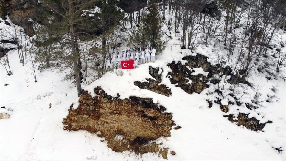 <p>Yine operasyonlar kapsamında 154 barınak, sığınak ve depo imha edilmiştir. Buralarda 17 piyade tüfeği, bir makinalı tüfek, 2 roketatar, 3 tabanca, 6 kilo 570 gram C-4 patlayıcı, 19 el yapımı patlayıcı ve 65 fünye ele geçirildi."<br />
 </p>
