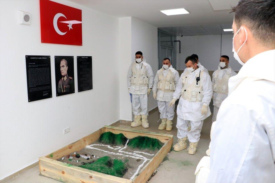 <p>Disiplin ve titizlik içinde yaptıkları arazi arama taramalarında zaman zaman teröristlerin araziye yerleştirdiği patlayıcı maddeleri de tespit edip imha eden Fıratlar, örgüt mensuplarının bulunabileceği mağara, sığınak ve barınakları da tek tek kontrol edip çeşitli silah ve mühimmatlar ele geçirerek örgüte lojistik açıdan da ağır darbe vuruyor.<br />
 </p>
