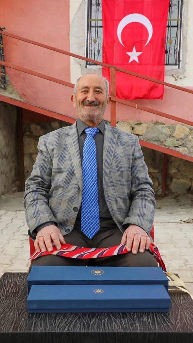 <p>Hayatındaki en anlamla hediyelerden birini aldığını belirten Akbulut, koleksiyonuna Cumhurbaşkanı Erdoğan'ın isminin baş harflerinin bulunduğu kravatı eklemenin mutluluğunu yaşadığını söyledi.</p>
<p> </p>