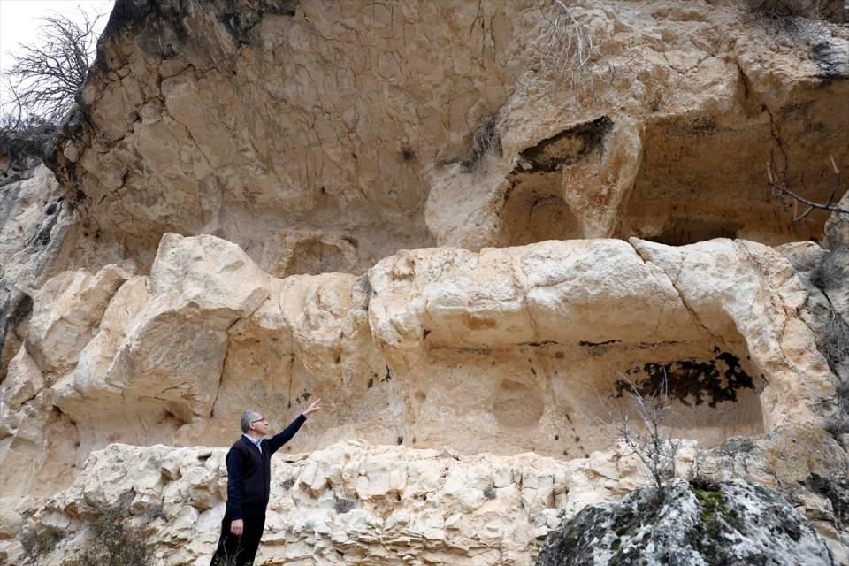 <p>Fırat Nehri havzası yakınlarında vatandaşlar tarafından tespit edilen kaya mezarları ile bir bölümünün yapısı itibarıyla Erken Hristiyanlık döneminde gizli ibadet amaçlı kullanıldığını düşündükleri katakombların bölgenin tarihi ve kültürel zenginliği açısından büyük önem taşıdığına işaret eden Aytaç, bölgede geniş çaplı bir arkeolojik araştırma yapacaklarını kaydetti.</p>
<p> </p>