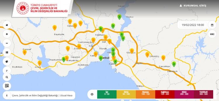 <p>RENKLERLE UYARILAR YAPILIYOR<br />
<br />
Çevre, Şehircilik ve İklim Değişikliği Bakanlığı'nın sitesinde uyarılarda da bulunuluyor. Yeşil, sarı, turuncu, kırmızı, pembe ve bordo renklerin; her biri hava kalitesini ayrı ayrı temsil ediyor. Yeşil, temiz havayı gösterirken; sarı renk, hava kalitesi uygun ama hassas grupların orta düzeyde etkilenebileceğini belirtiliyor. Turuncu, kırmızı, pembe ve bordo renkler ise tehlike sinyali veriyor. Turuncu, hassas gruplar için sağlık etkisi oluşturabiliyor. Kırmızı, hassas gruplar için tehlikeli ve genel halkı etkileyecek seviyeyi belirtiliyor. Pembe renk, nüfusun tamamının sağlığını etkileyecek seviyede kirlilik olduğunu ve hassas grupların açık havaya çıkmaması gerektiğini gösteriyor. Bordo ise herkesin ciddi sağlık etkisi göreceğini belirtiyor. </p>
