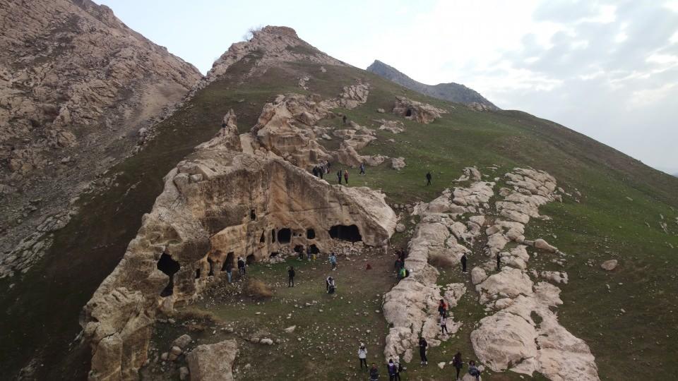 <p>Şırnak Şehri Nuh Bisiklet ve Doğa Kulübü organizasyonunda bir araya gelen 50 doğasever, Gabar Dağı'ndaki Finik Kalesi ile Feqiye Teyran Medresesi'ni gezdi.</p>

<p> </p>
