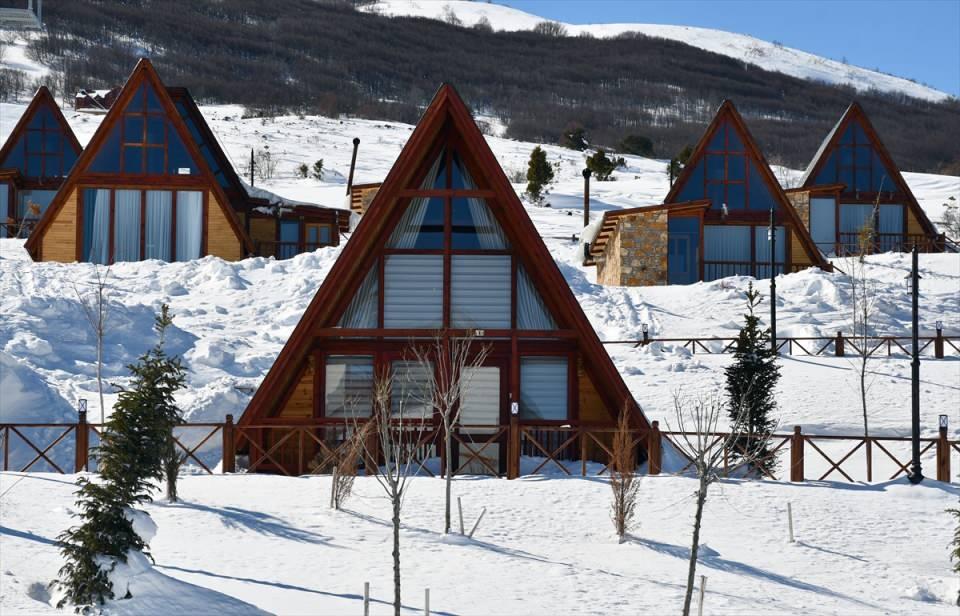 <p>Kente 58 kilometre mesafedeki kayak merkezi, İç Anadolu, Karadeniz ve Doğu Anadolu üçgeninde yer alan coğrafi konumuyla çevre illerden de ziyaretçileri ağırlıyor.</p>

<p> </p>
