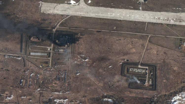 <p>ABD’li uzay teknoloji şirketi Maxar, Rusya’nın Ukrayna’ya saldırmasının ardından Chuiv şehrindeki yakıt depolama alanlarında ve diğer havaalanı alt yapılarında meydana gelen hasarı gözler önüne seren uydu görüntüleri paylaştı.</p>

