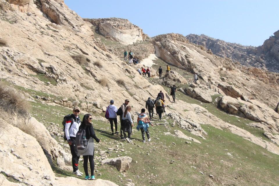 <p> Kentin tarihi yerlerini keşfetmek ve doğal güzelliklerini ortaya çıkarmak için yürüyüş yapan grup üyeleri, bol bol fotoğraf çekip gezilerini ölümsüzleştirdi.</p>

<p> </p>
