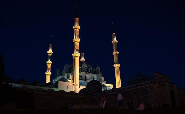 <p><span style="color:#FF0000"><strong>Tefekkür ve şükür vesilesi olan bu mübarek günde dualarımızın kabul olması dileğiyle... Miraç Kandiliniz mübarek olsun.</strong></span></p>