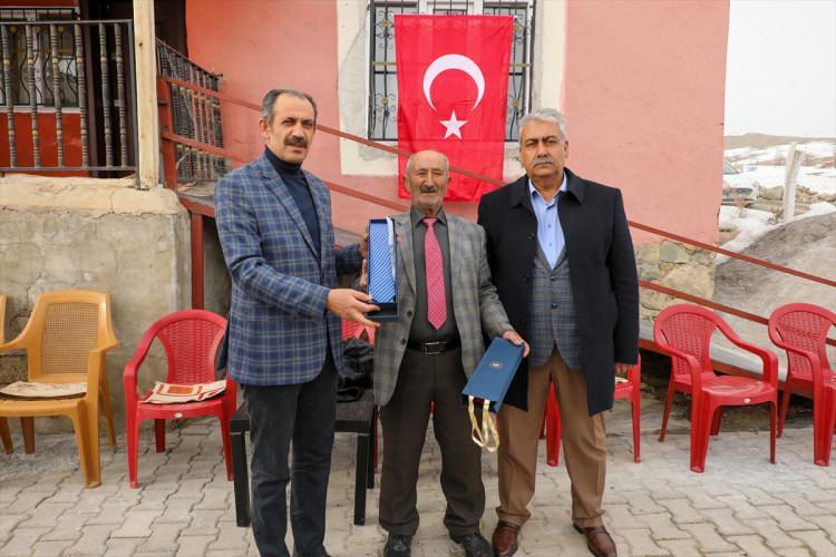 <p>Gürpınar Belediye Başkanı Hayrullah Tanış ve AK Parti İlçe Başkanı Taha Güngör, evinde ziyaret ettikleri Akbulut'a Cumhurbaşkanlığı İletişim Başkanlığınca gönderilen kravatı teslim etti.</p>

<p> </p>
