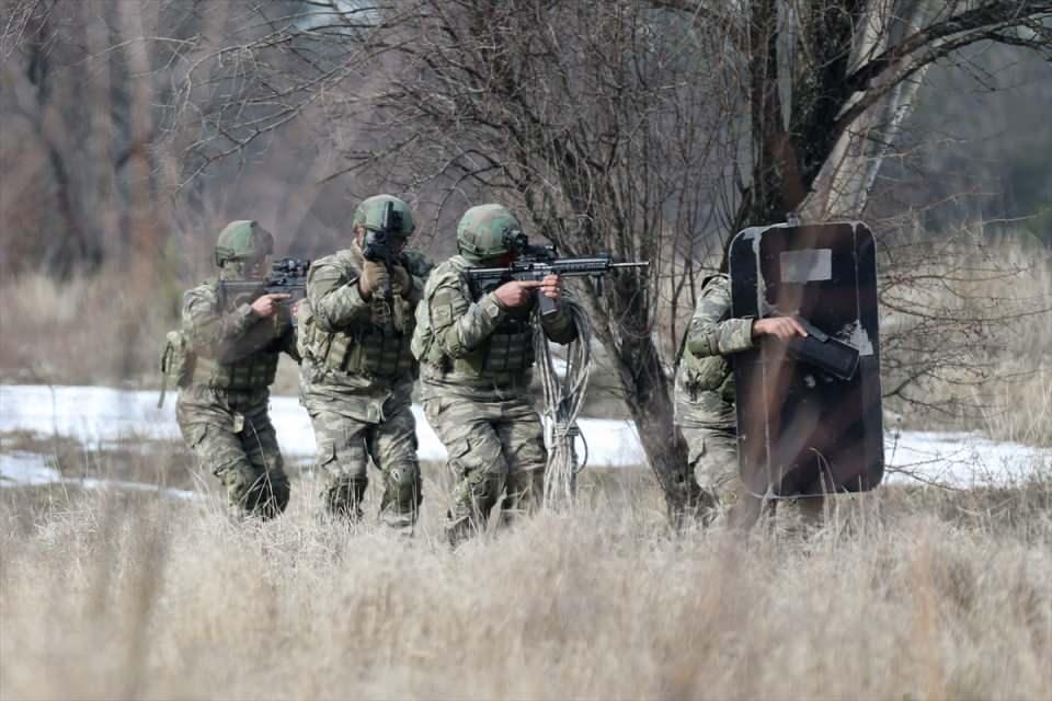 <p>Hiç beklemedikleri yerden vurdukları düşman kuvvetlerinin aldığı tüm önlemeleri saf dışı bırakan komandoların sızma harekatı nefes kesti.</p>

<p> </p>
