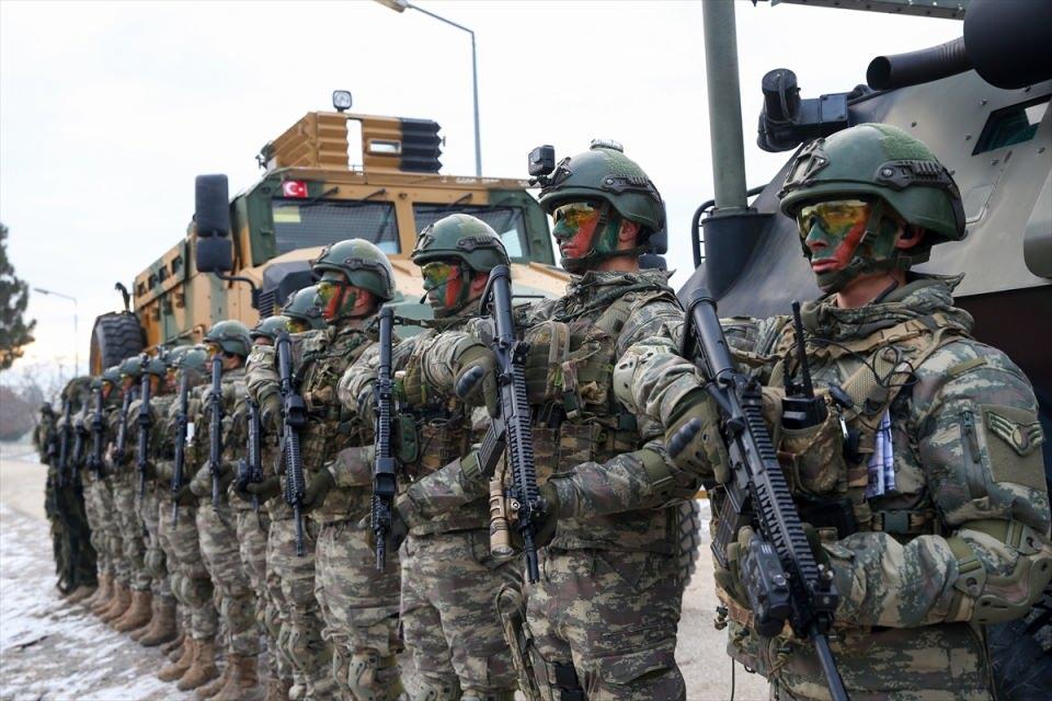 <p>Eğirdir Dağ Komando Okulu ve Eğitim Merkez Komutanlığı, Türk Silahlı Kuvvetlerinin ihtiyaçları doğrultusunda çeşitli kurslara ev sahipliği yapıyor.</p>

<p> </p>
