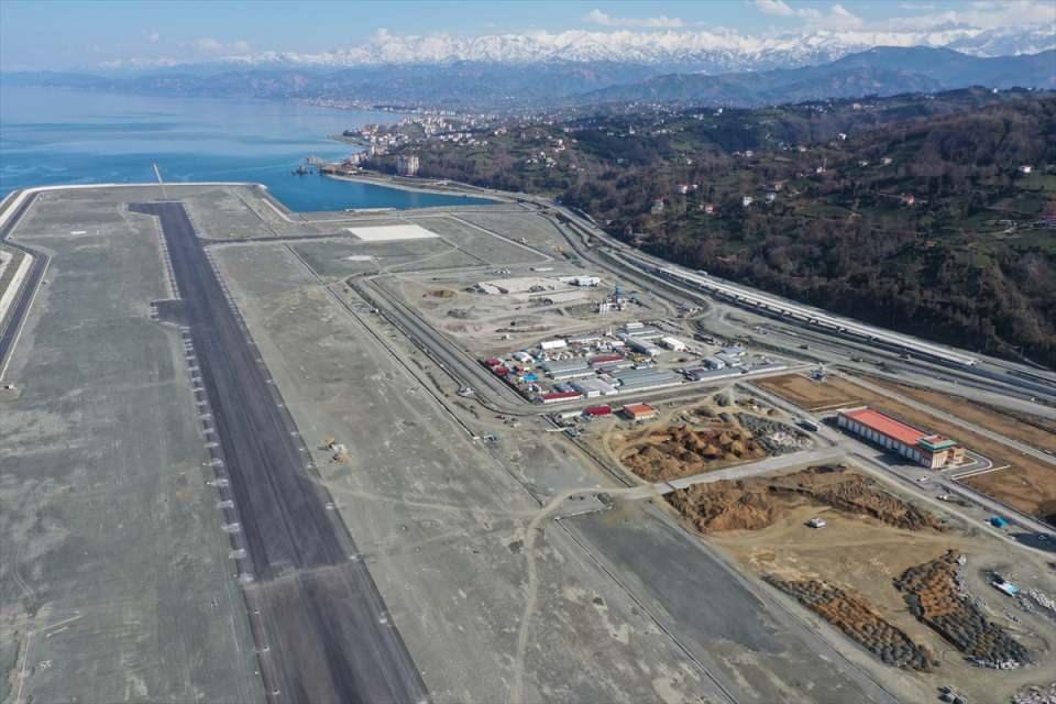<p>Havalimanının, 3 bin metre uzunluğunda 45 metre genişliğinde pist, 265 metreye 24 metre 3 taksi yolu, 300 metreye 120 metre, 120 metreye 120 metre 2 apron imalatları da tamamlandı.<br />
</p>