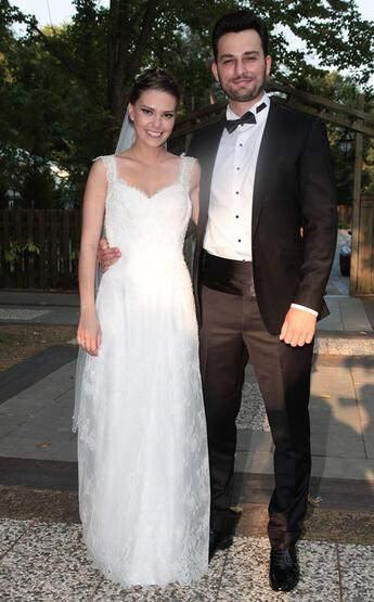<p><span style="color:#800000"><strong>Aslı Enver, Birkan Sokullu ile 2012 yılından 2015 yılına kadar evliydi. </strong></span></p>