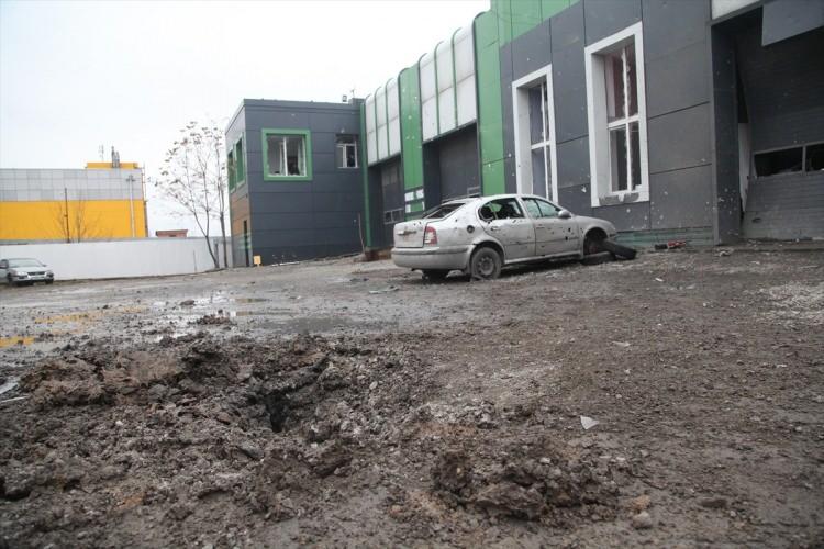 <p>Rusya yanlısı ayrılıkçıların kontrolü altında bulunan Donetsk'te roket isabet etmesi sonucu bazı yerleşim yerlerinde zararlar meydana geldiği, patlamada bir kişinin hayatını kaybettiği bildirildi.</p>