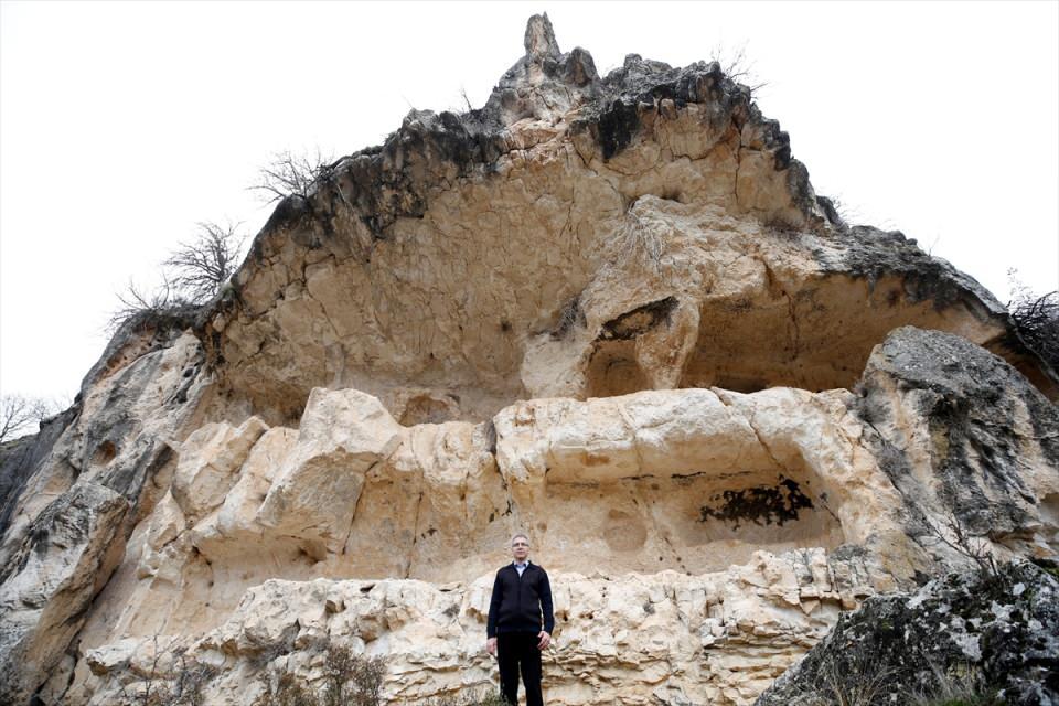 <p>Elazığ'ın Ağın ilçesinin Balkayası köyü yakınlarındaki bir vadide Roma dönemine ait 1800 yıllık kalıntılar tespit edildi.</p>

<p> </p>
