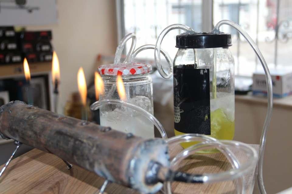 <p>Tatvan’da 15 yıldır elektrik işiyle uğraşan Barış Karaca, artan gaz fiyatları ve sert geçen kış koşullarında ısınmak için çareyi tasarruflu üretim yapmakta buldu. </p>
<p> </p>