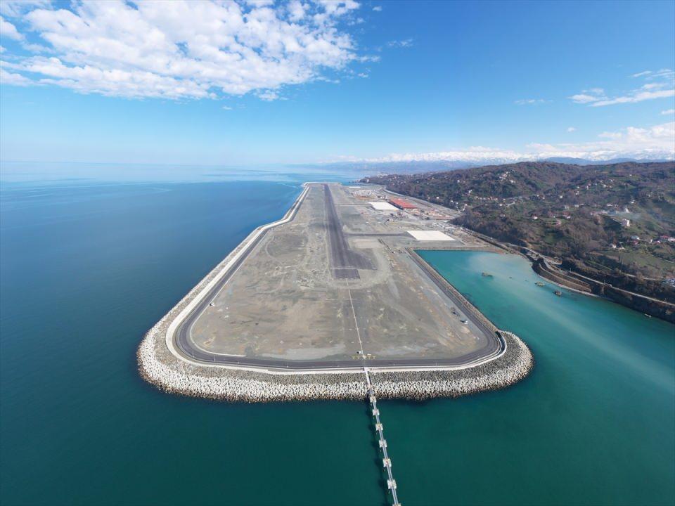 <p>Rize-Artvin Havalimanı'nın, yöresel mimariyi yansıtan en önemli görselleri olan çay yaprağı şeklindeki giriş takı ile çay bardağı şeklindeki kulenin yapımı da sona erdi. </p>