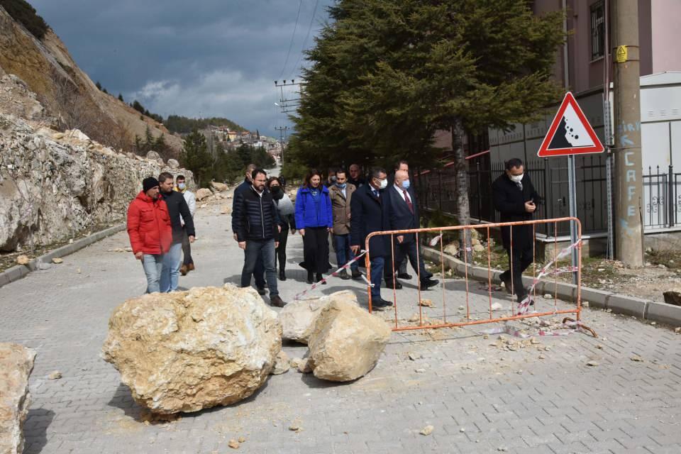 <p>Hüseyin Esendir, "Kış aylarında kayalar yuvarlanmaya başlıyor. Her geçen gün daha riskli hale geliyor. Yükseklerdeki büyük kayaların düşmesinden endişe duyuyoruz. Her geçen gün gözümüz tepedeki kayalarda, bugün düşecek mi, diye bakıyoruz" dedi.</p>
<p>Bölgede yaşayanların kaya düşmesi nedeniyle endişe yaşadığını anlatan mahalle muhtarı Mustafa Bülbül, "Vatandaşlar tedirginlik hissediyor. Cadde işlek bir yoldu. Geçici olarak trafiğe kapatıldı. Yetkililerin sorunu çözmesini bekliyoruz" ifadelerini kullandı.</p>