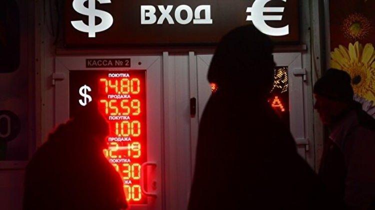 <p>Moskova Borsası’nın son üç aylık değer kaybı ise 22 Kasım 2021’e kıyasla 4.021 puandan bugün sabah saatlerinde 2.756’a kadar gerilemesiyle yüzde 31’e kadar ulaştı.<br />
</p>
<p><strong>Dolar/ruble paritesi de 15 Şubat’a kıyasla bir haftada yüzde 5,7 yükselişle 79’a, euro/ruble paritesi de söz konusu dönemde yüzde 4,6 yükselişle 89,5’e çıktı.</strong></p>