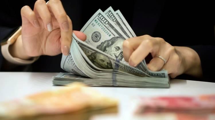 <p><strong>DOLAR VE EURO FİYATI</strong></p>

<p>İstanbul serbest piyasada dolar 13,6550 liradan, avro 15,4500 liradan güne başladı.</p>

<p>Serbest piyasada 13,6530 liradan alınan dolar 13,6550 liradan satılıyor. 15,4480 liradan alınan avronun satış fiyatı ise 15,4500 lira olarak belirlendi.</p>
