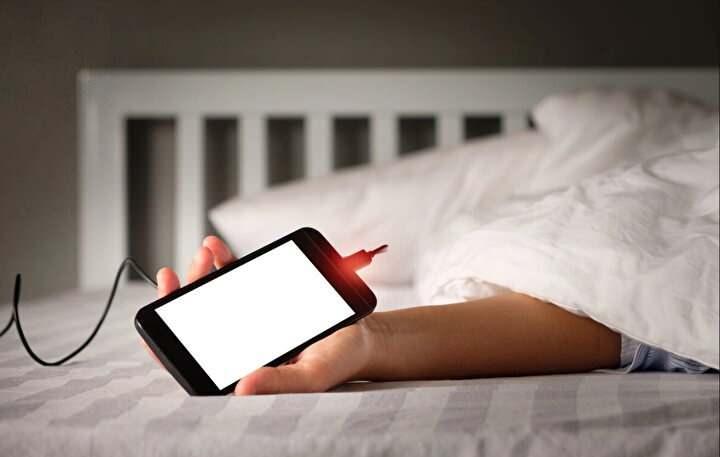 <p>Batarya ve telefon yazılımları hakkında konuşan Özkan,</p>
<p>“Telefon ısısı, hava sıcaklığının altında kaldığında zorlanabiliyor fakat bir süre sonra aynı şekilde kendiliğinden yapılanıyor.</p>