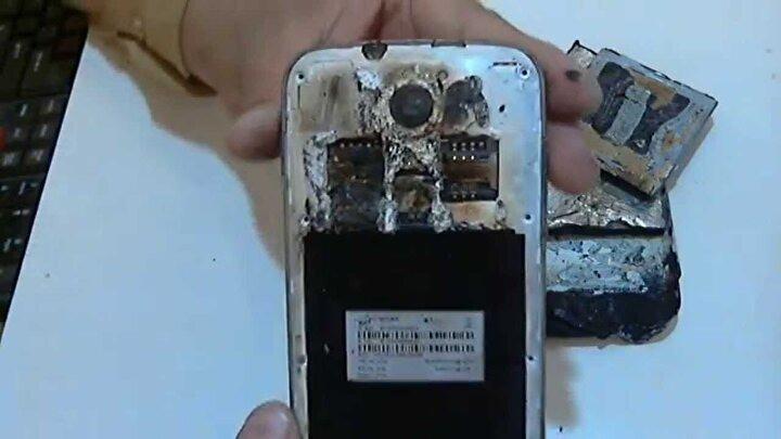 <p>Ancak telefon tamircileri sahte şarj aletlerinin telefonlara kalıcı hasarlar bırakabileceği konusunda uyarıyor.</p>
<p> </p>