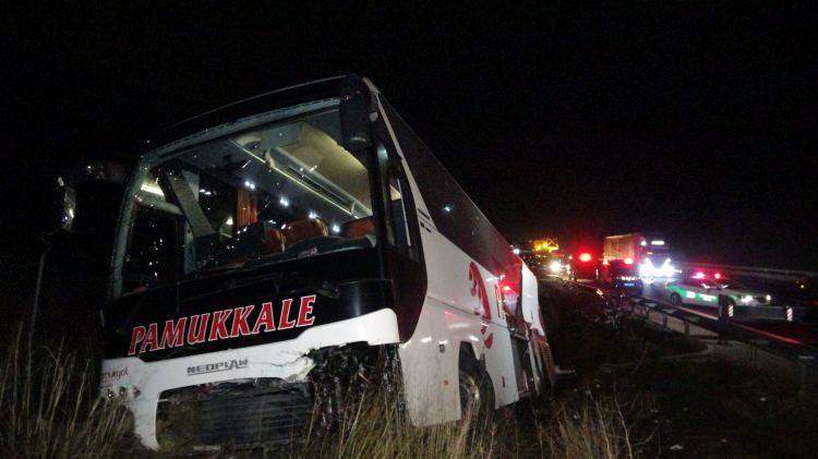 <p> Bursa'da bir yolcu otobüsü, sürücüsünün kontrolünden çıkarak önce yol kenarındaki bariyerleri çarptı, daha sonra yol kenarındaki toprağa saplanarak durdu. </p>
